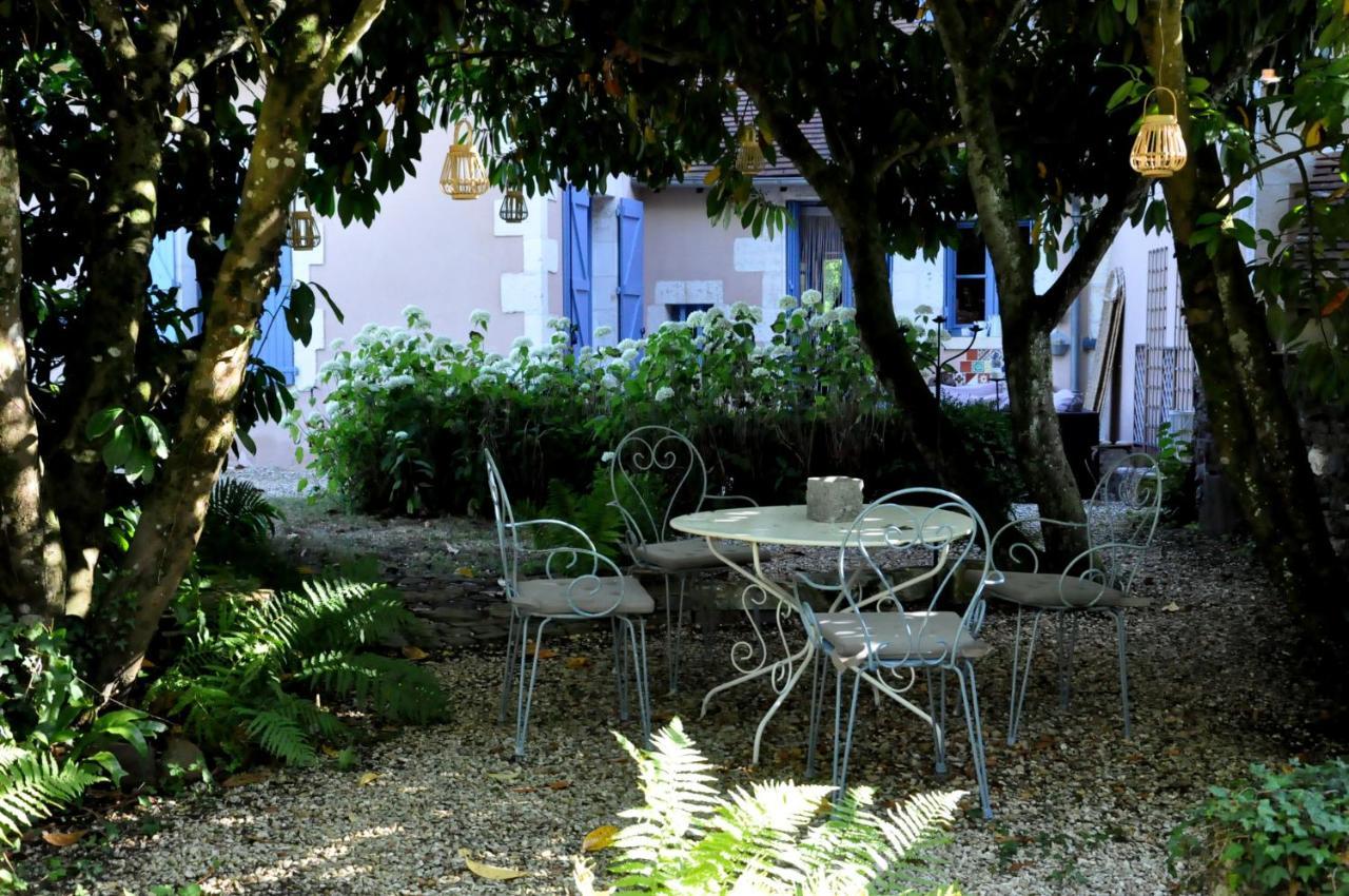 Hotel Le Vieux Saule Saints-en-Puisaye Exterior foto